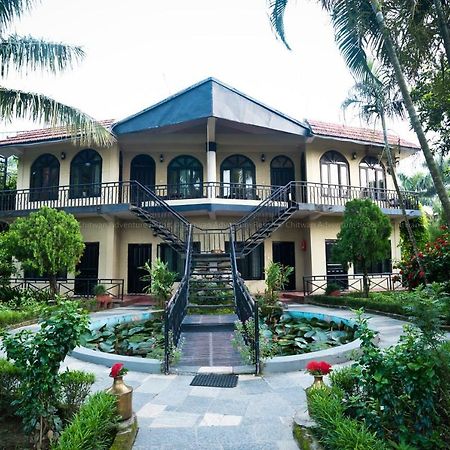 Chitwan Adventure Resort Sauraha Ngoại thất bức ảnh