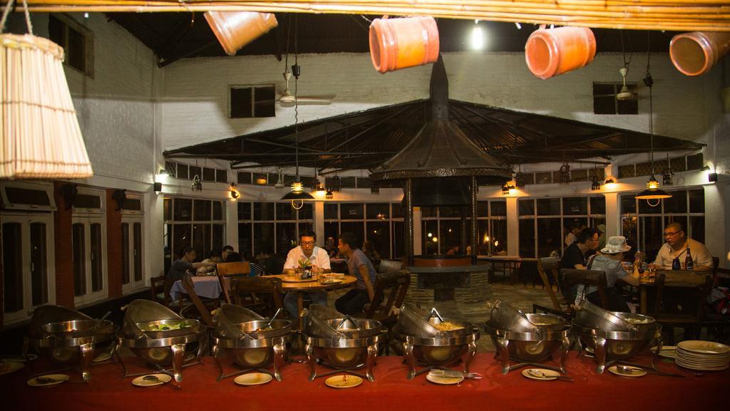 Chitwan Adventure Resort Sauraha Ngoại thất bức ảnh