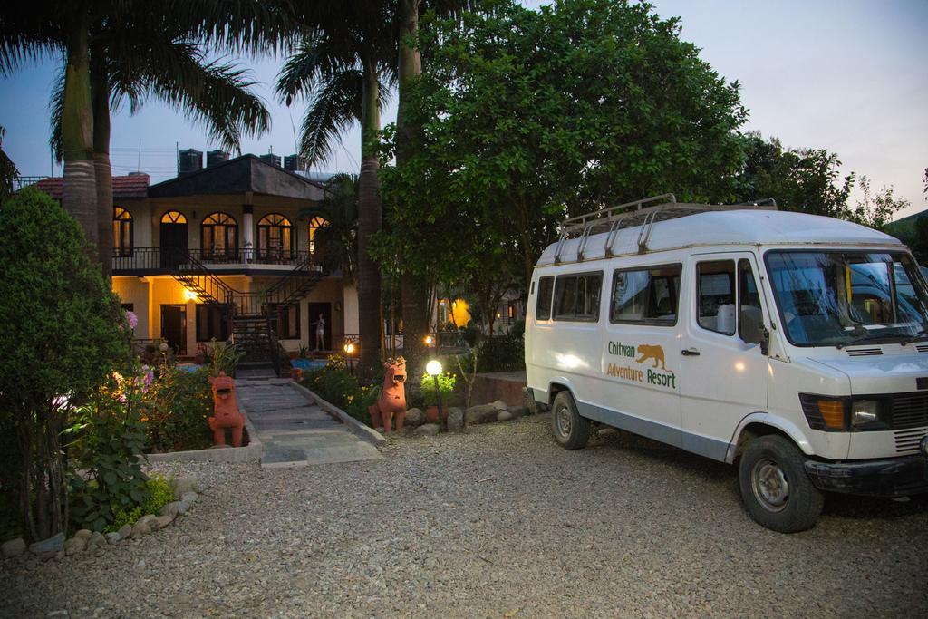 Chitwan Adventure Resort Sauraha Ngoại thất bức ảnh