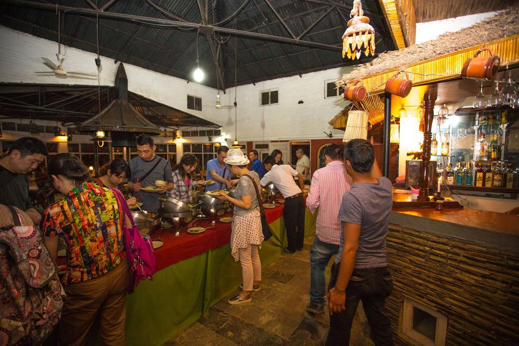 Chitwan Adventure Resort Sauraha Ngoại thất bức ảnh