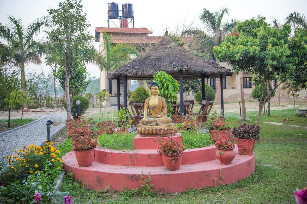 Chitwan Adventure Resort Sauraha Ngoại thất bức ảnh