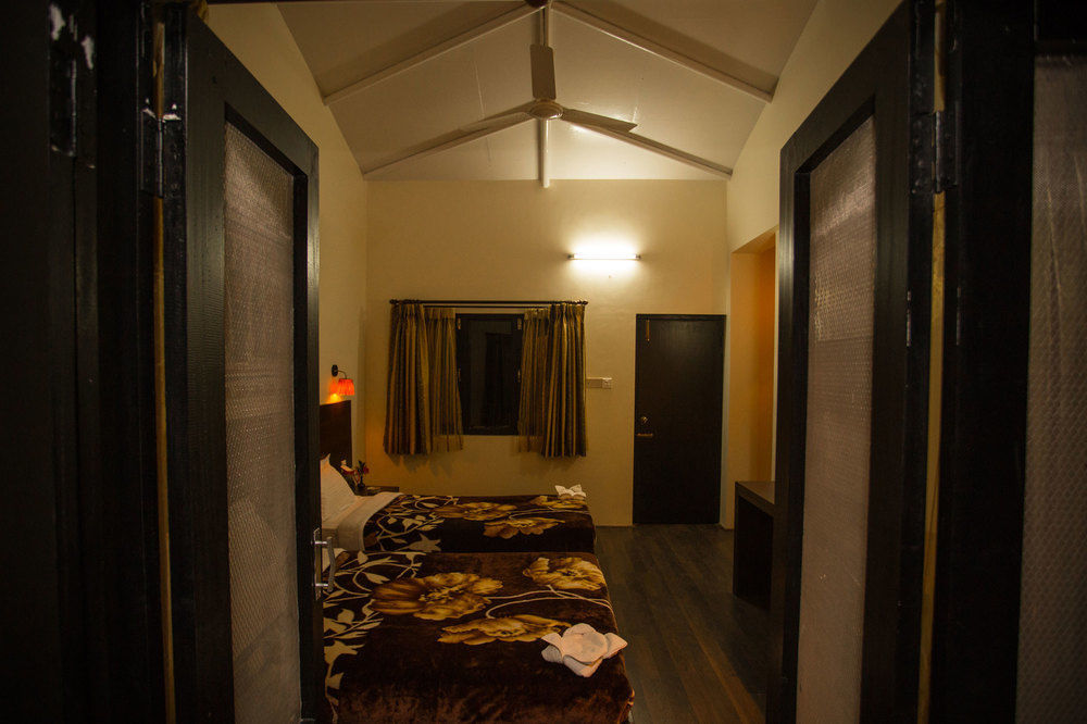 Chitwan Adventure Resort Sauraha Ngoại thất bức ảnh