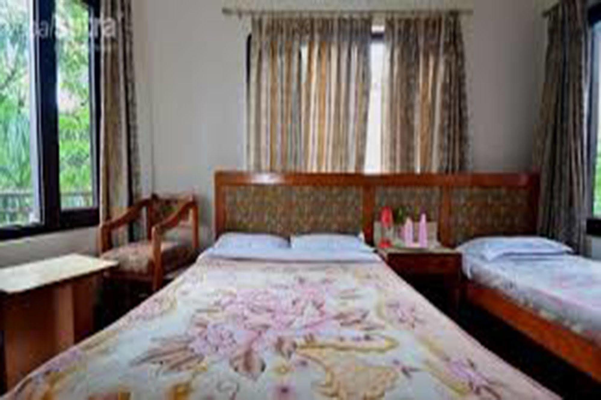 Chitwan Adventure Resort Sauraha Ngoại thất bức ảnh