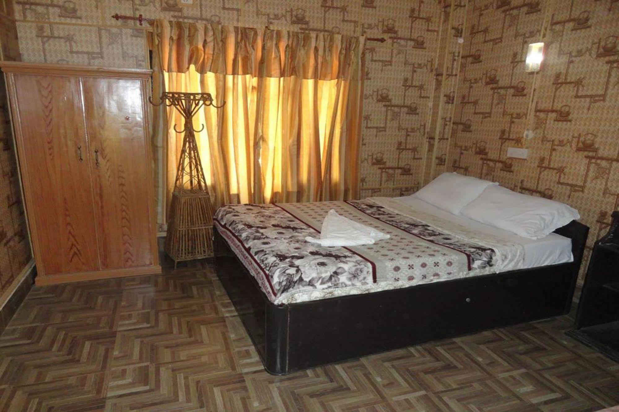 Chitwan Adventure Resort Sauraha Ngoại thất bức ảnh