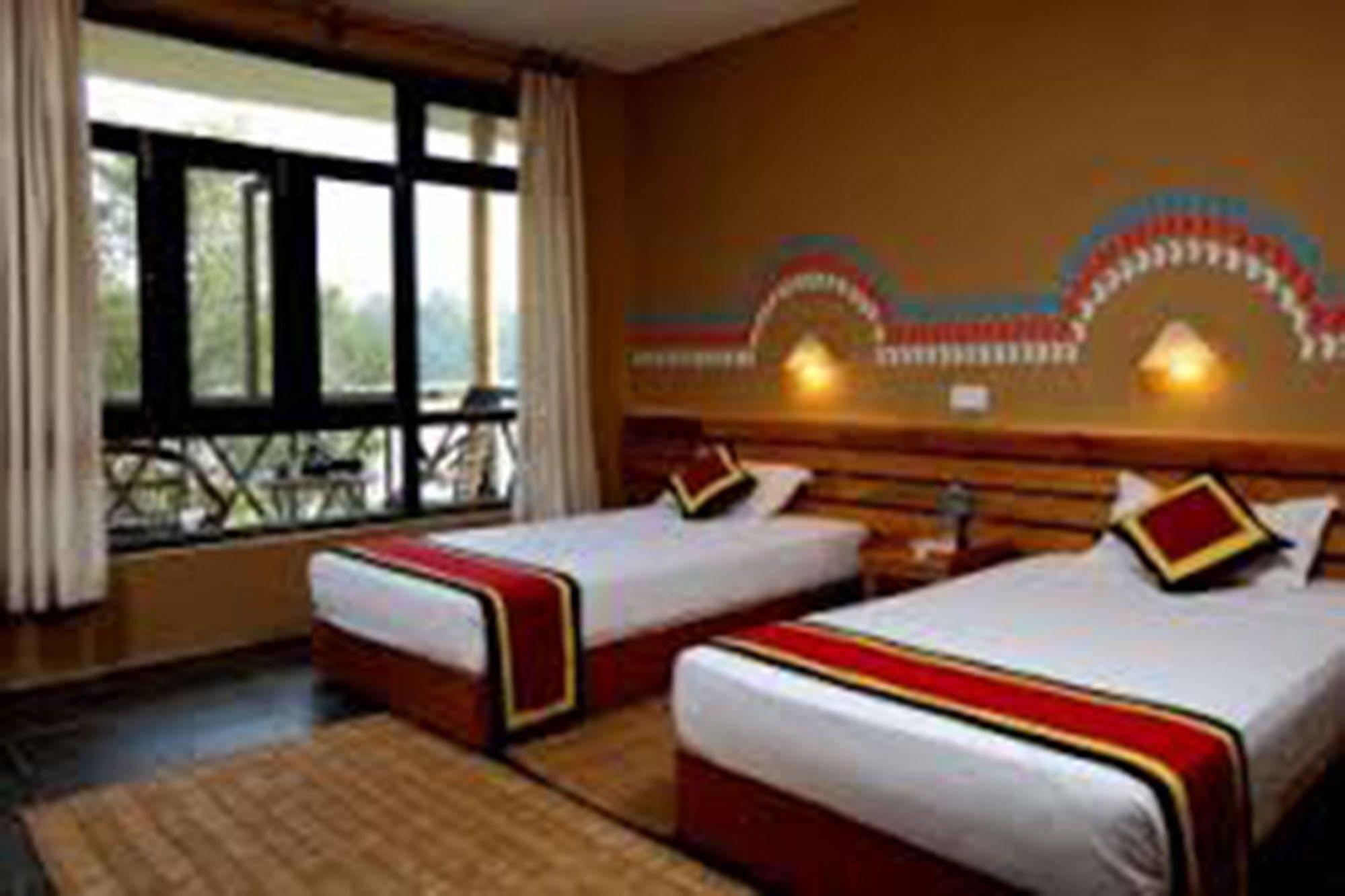 Chitwan Adventure Resort Sauraha Ngoại thất bức ảnh