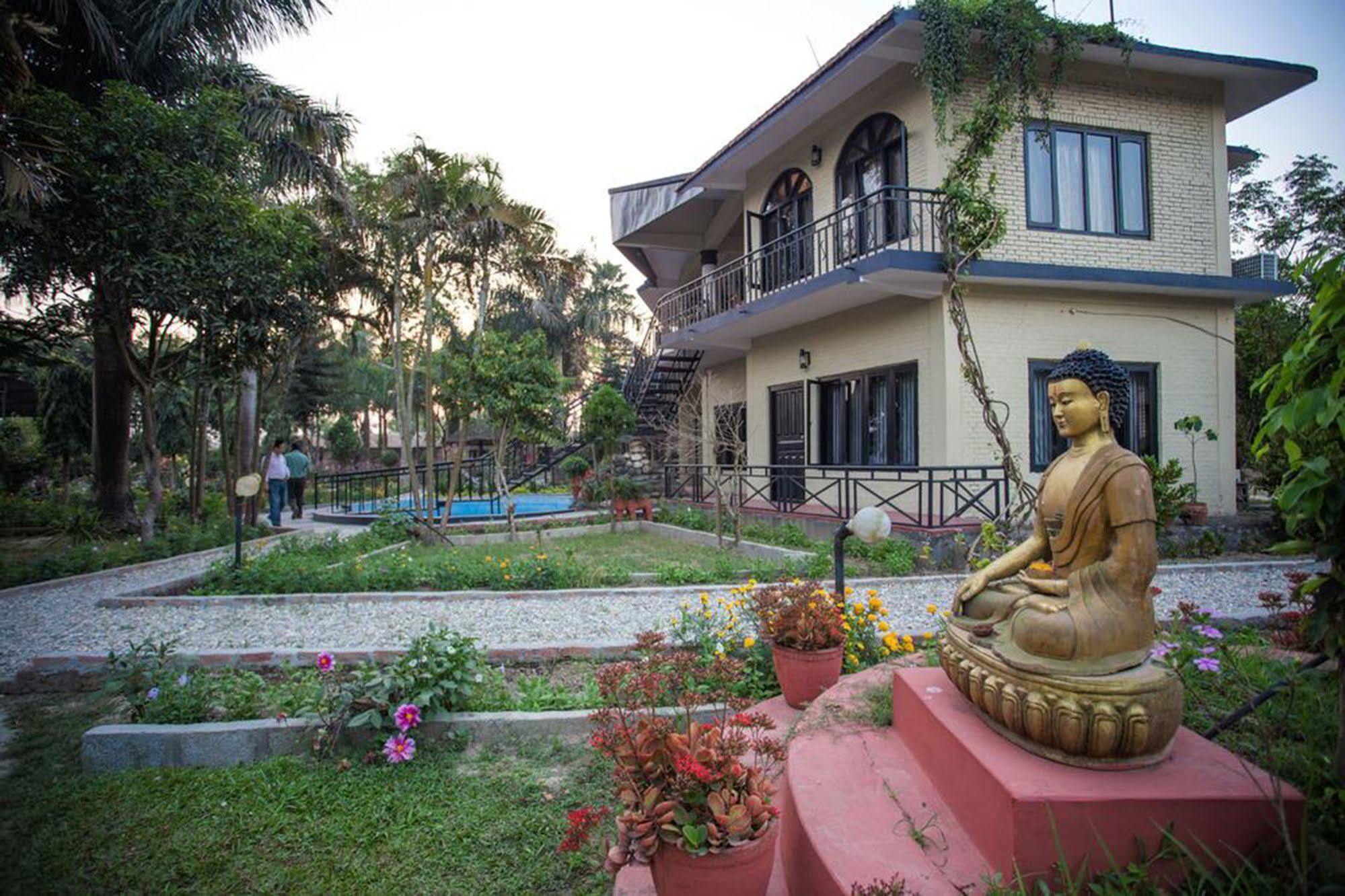 Chitwan Adventure Resort Sauraha Ngoại thất bức ảnh