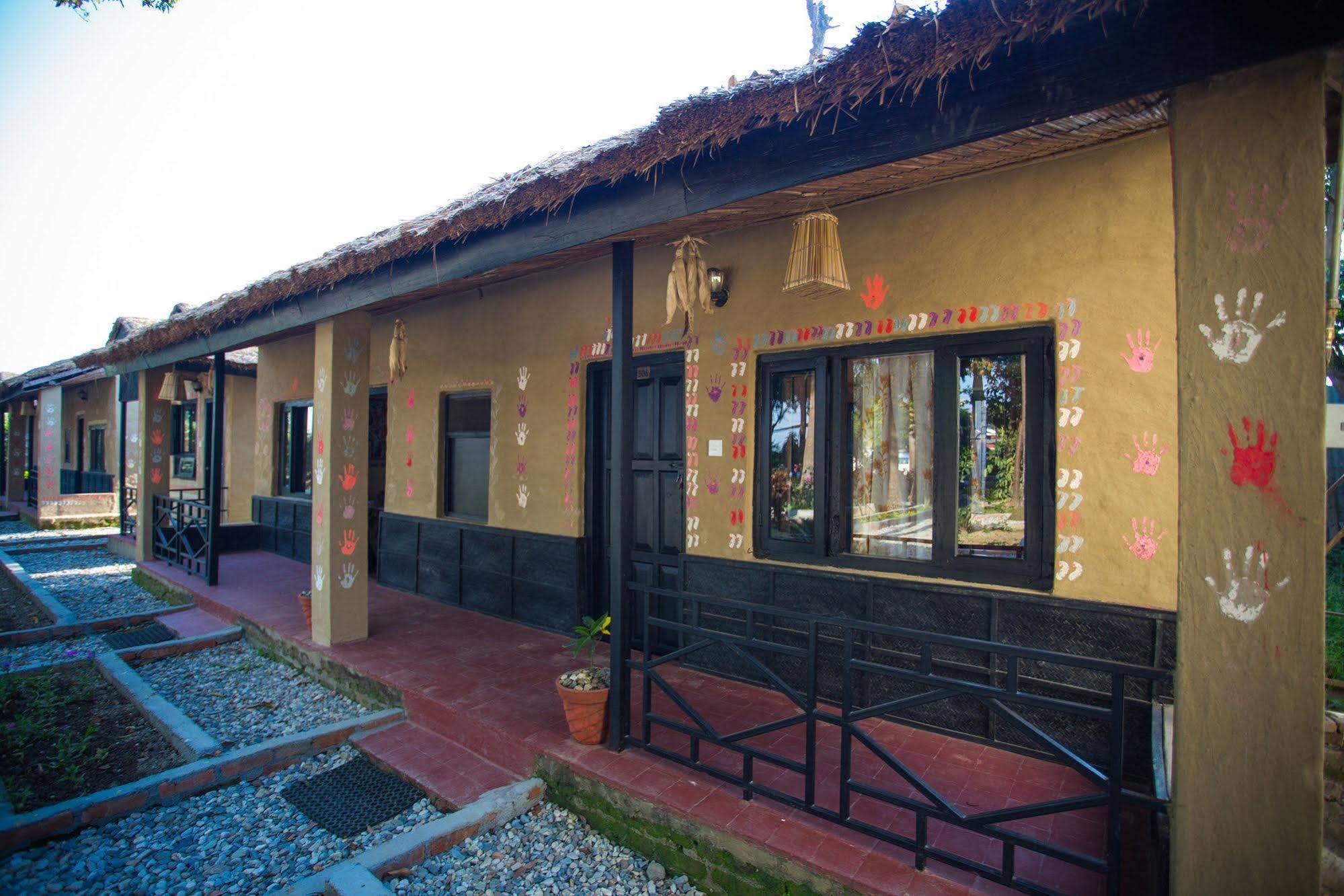 Chitwan Adventure Resort Sauraha Ngoại thất bức ảnh