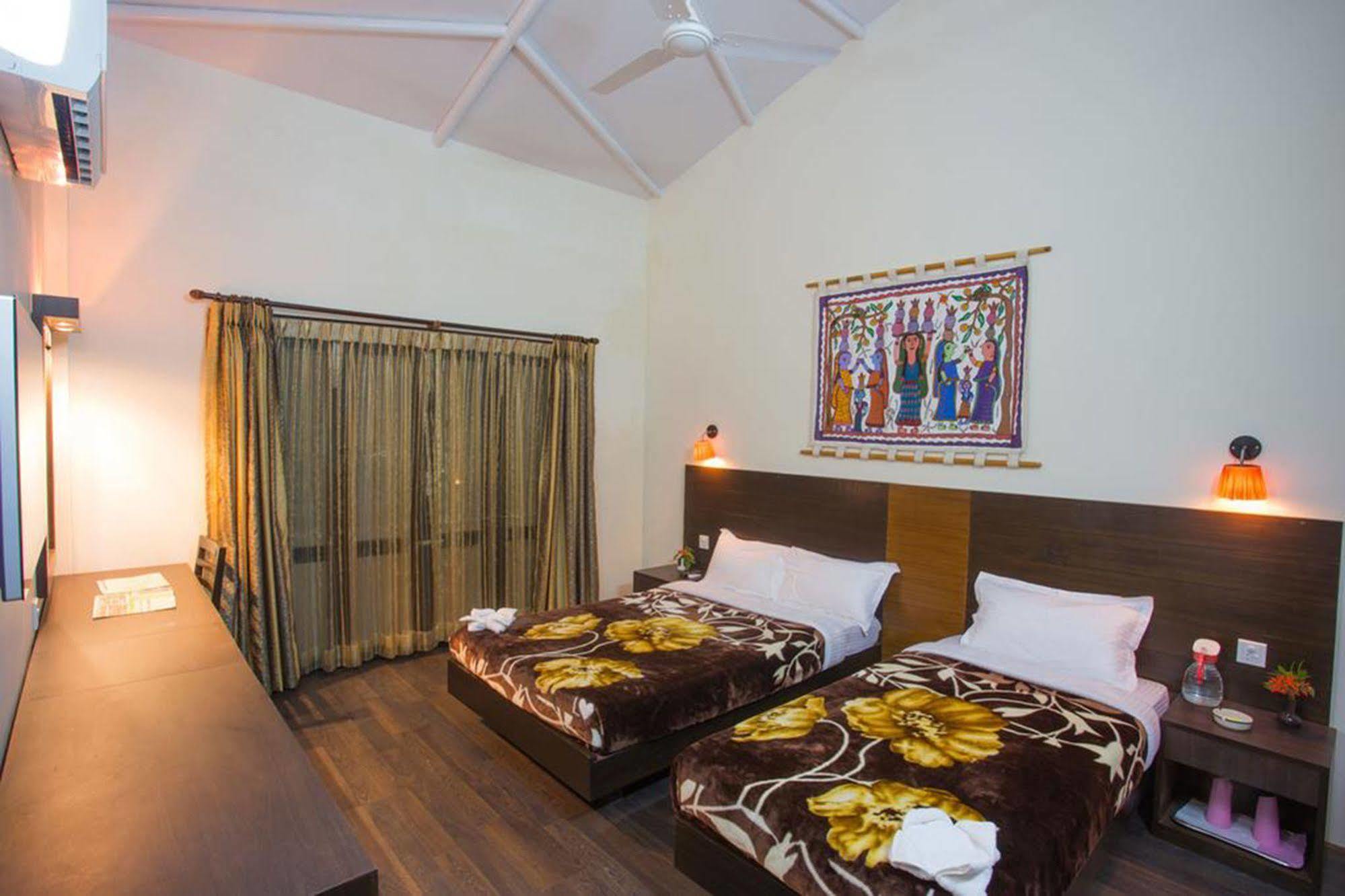 Chitwan Adventure Resort Sauraha Ngoại thất bức ảnh