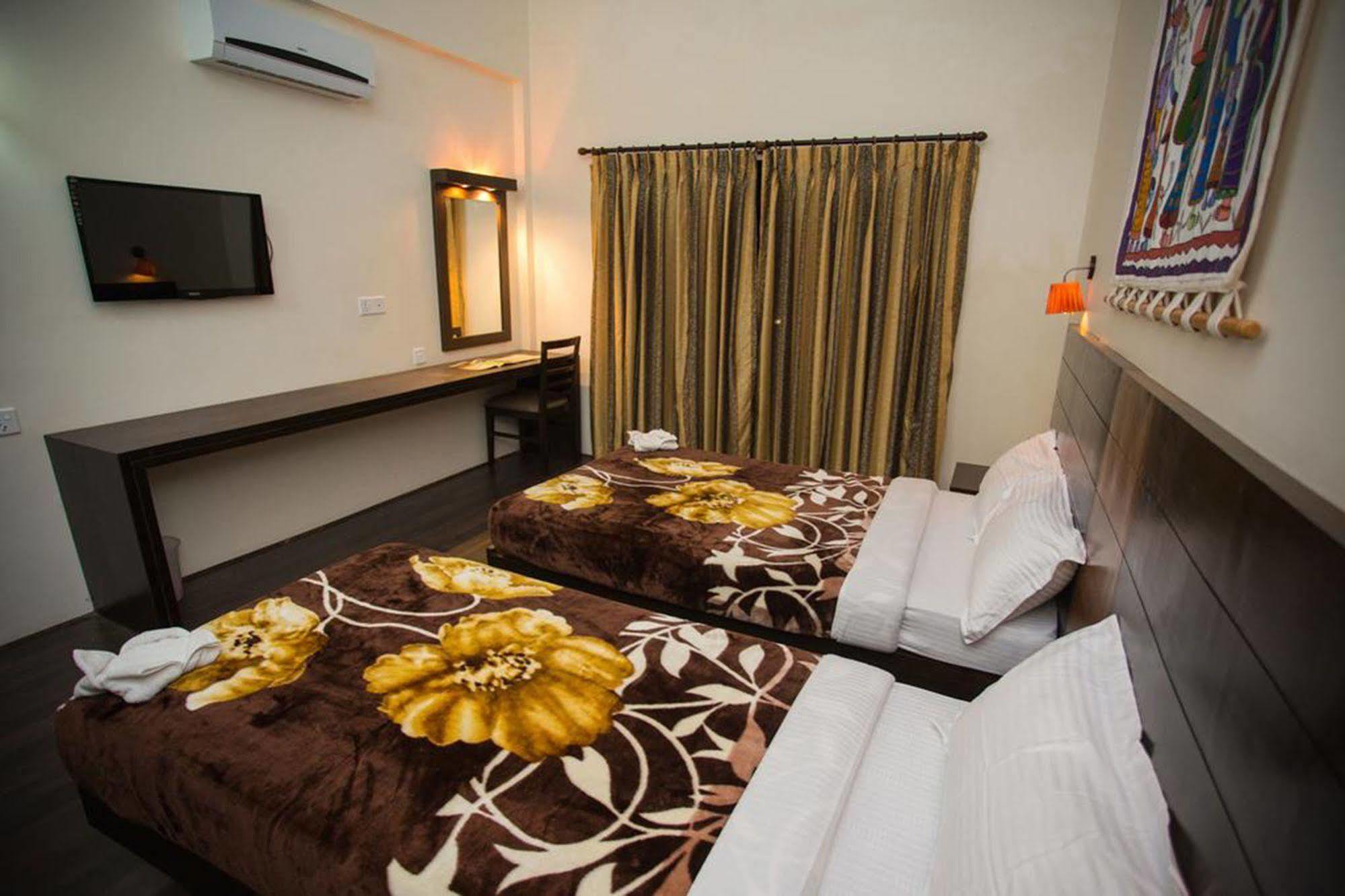 Chitwan Adventure Resort Sauraha Ngoại thất bức ảnh