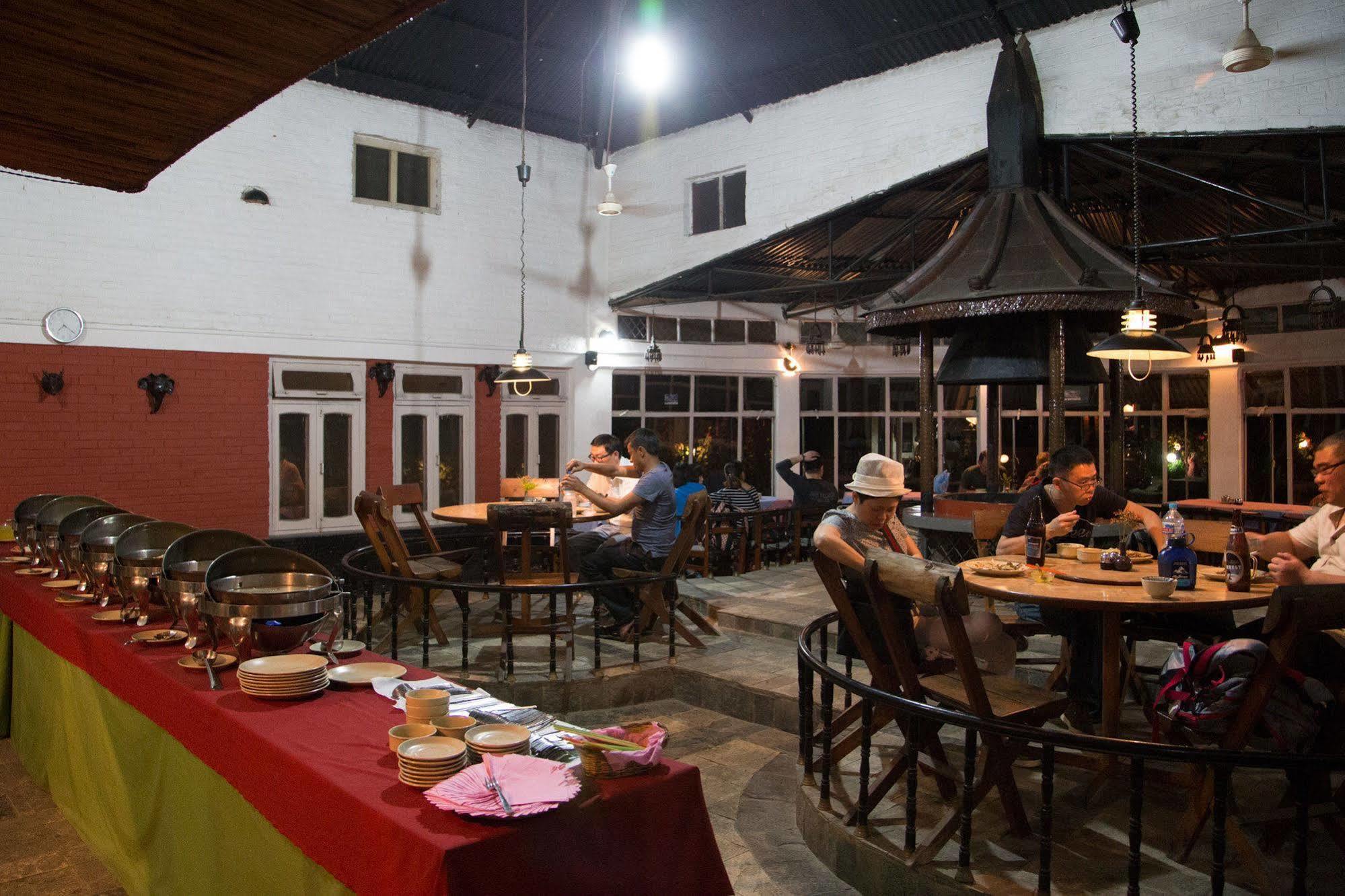 Chitwan Adventure Resort Sauraha Ngoại thất bức ảnh