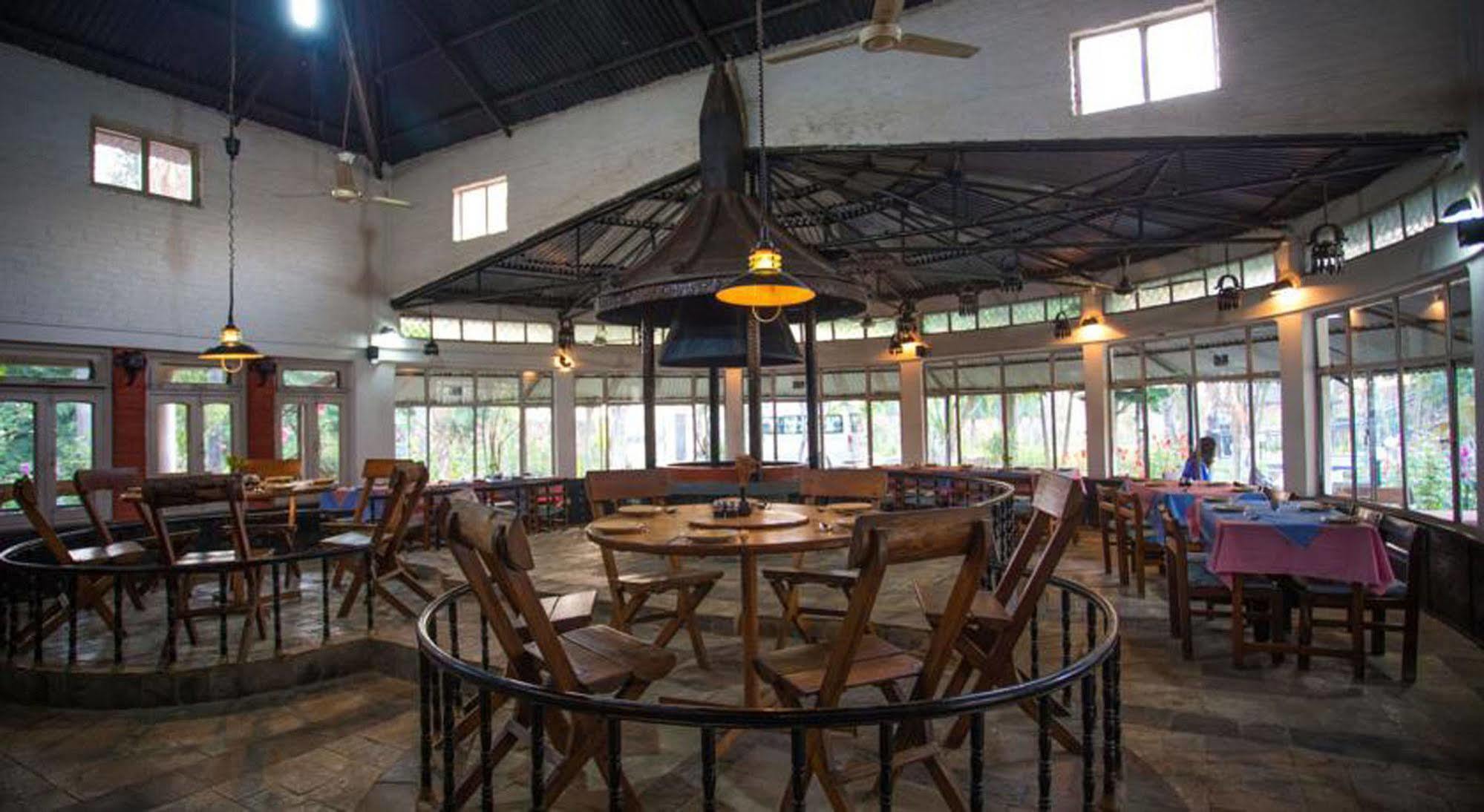 Chitwan Adventure Resort Sauraha Ngoại thất bức ảnh