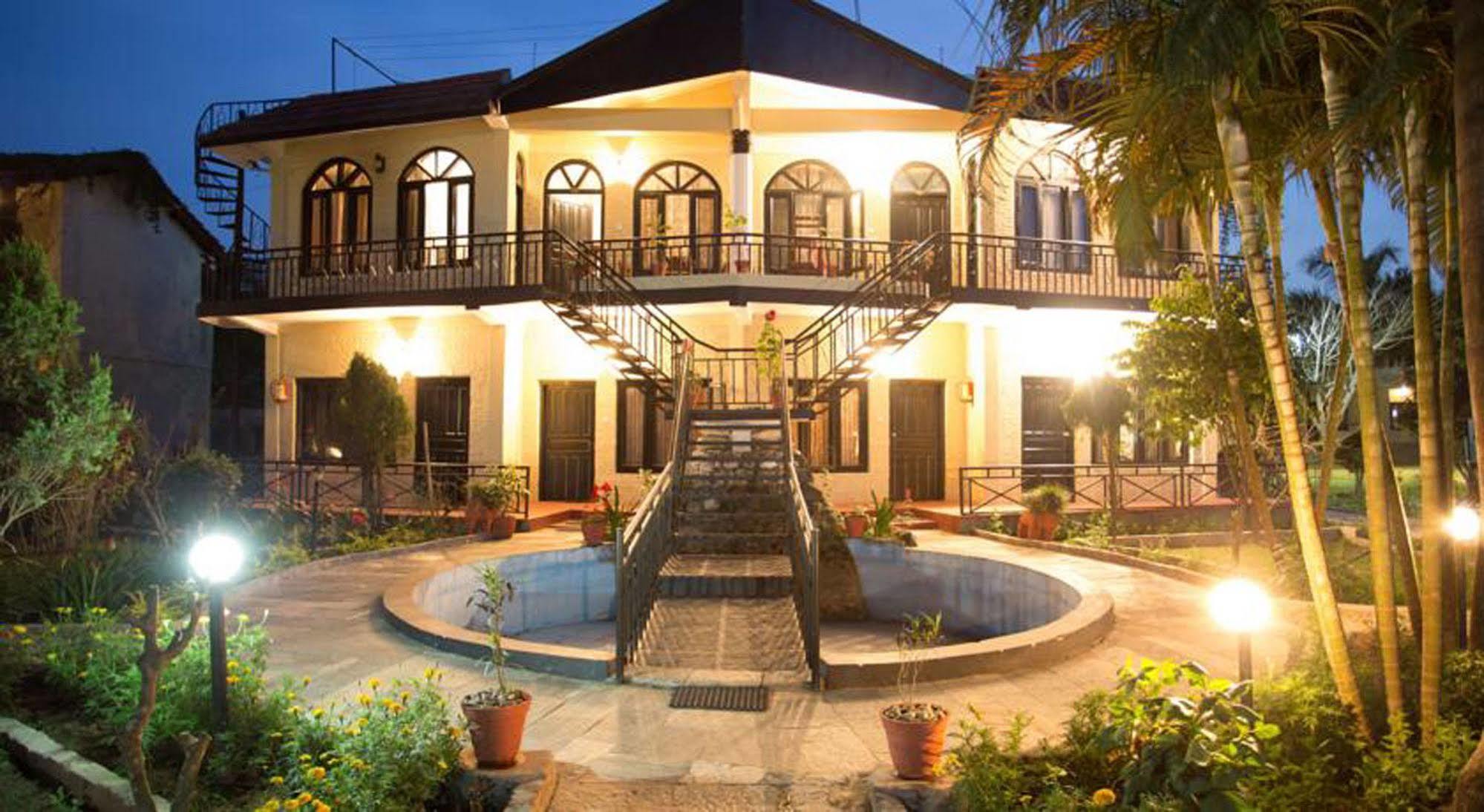 Chitwan Adventure Resort Sauraha Ngoại thất bức ảnh