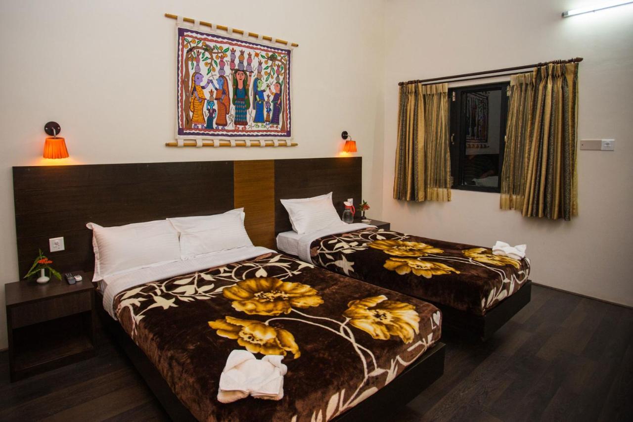 Chitwan Adventure Resort Sauraha Phòng bức ảnh